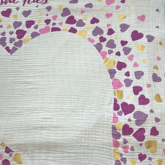 Lulujo - swaddle blanket - "with brave wings she flies" heart design - Picture 3 of 7